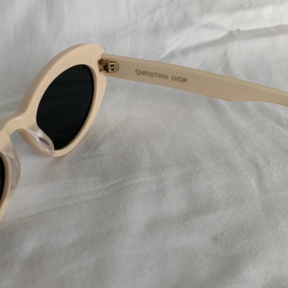 Christian Dior style sunglasses. White / beige / rosy cream colour - Picture 5 of 7